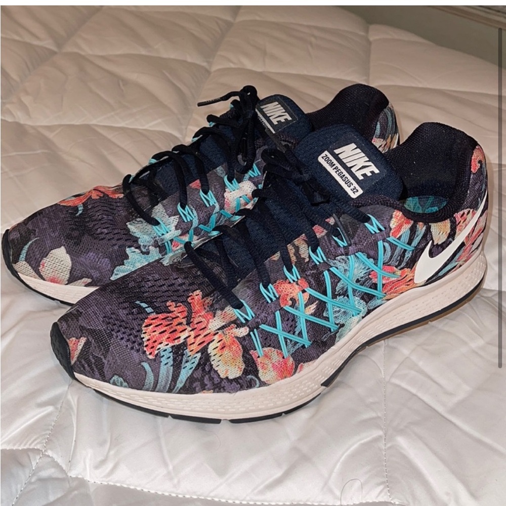Nike Women's Floral Athletic Shoes - Black and Blue